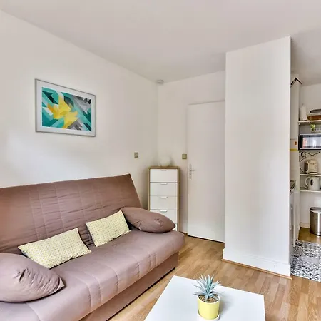 Studio With Blooming Terrace Apartment